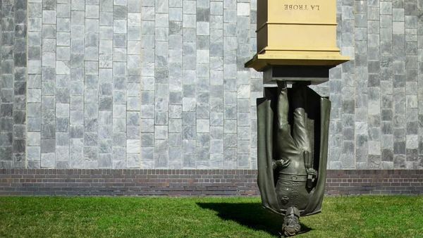 Kamu Nggak Salah Lihat, Ini Patung Terbalik