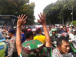 Massa Pendemo di Kemenhub Meluber, Lalin ke Patung Kuda Tersendat