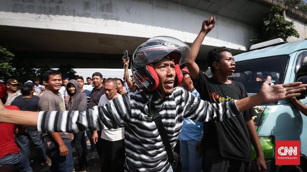 Penutupan Jalan Jatibaru di Tanah Abang diprotes warga.