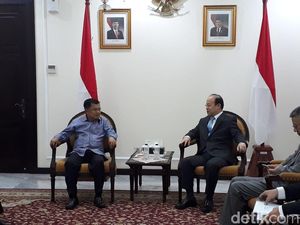 Bertemu Dubes China, JK Dihadiahi Vas Porselen