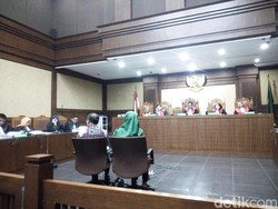 Antar Uang ke Rumah Akom, Saksi: Mending Dikasih Kerjaan Berat