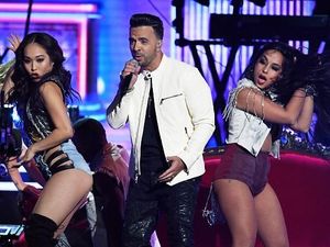 Lady Gaga Bak Bidadari hingga Wanita Seksi di Despacito