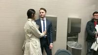 Potret Romantis Pasangan yang Mendadak Menikah di Toilet