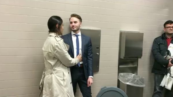 Potret Romantis Pasangan yang Mendadak Menikah di Toilet