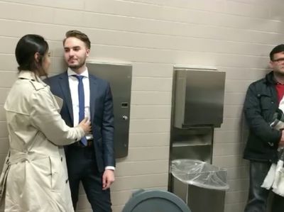Potret Romantis Pasangan yang Mendadak Menikah di Toilet