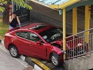 Wanita Ini Menabrak Jembatan Penyeberangan Gara-gara Kecoak Wanita Ini Menabrak Jembatan Penyeberangan Gara-gara Kecoak