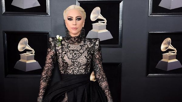Foto: Gaya Gothic Dramatis Lady Gaga di Grammy Awards 2018