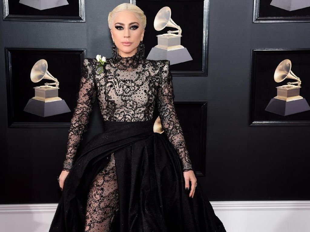 Foto: Gaya Gothic Dramatis Lady Gaga di Grammy Awards 2018 Foto: Gaya Gothic Dramatis Lady Gaga di Grammy Awards 2018