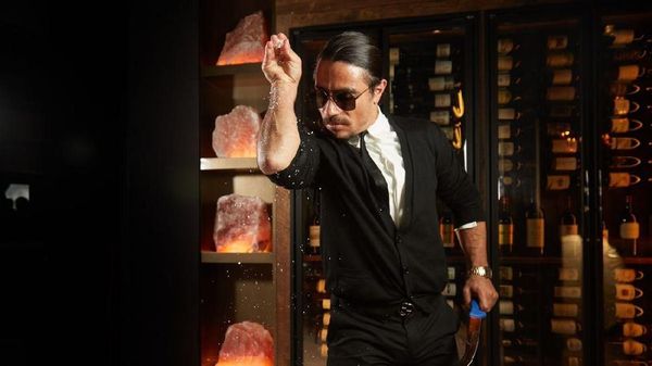 Ini Dia Aksi Menabur Garam Hingga Tampilan Restoran Baru Chef Salt Bae