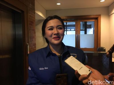 Gaya Vicky Shu Berjaket Demokrat
