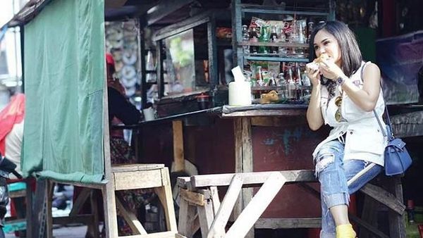 Foto: Deretan Gaya Keelitan Rasa Kerakyatan Ala Artis, KD hingga Syahrini