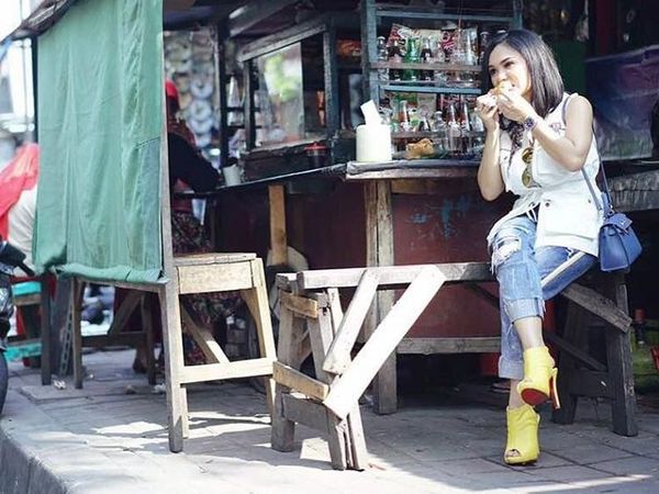 Foto: Deretan Gaya Keelitan Rasa Kerakyatan Ala Artis, KD hingga Syahrini