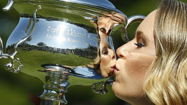 Foto: Peluk-Cium Caroline Wozniacki untuk Trofi Dambaan