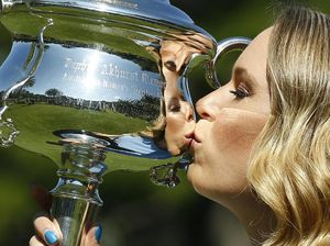 Foto: Peluk-Cium Caroline Wozniacki untuk Trofi Dambaan