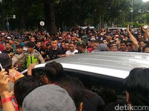 Massa Driver Taksi Online Kepung Mobil yang Melintas di Kemenhub