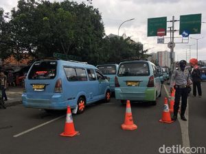 Sopir Angkot Blokir Jl Jatibaru Tanah Abang, Warga Jalan Kaki