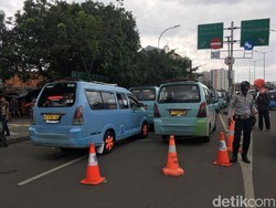 Sopir Angkot Blokir Jl Jatibaru Tanah Abang, Warga Jalan Kaki