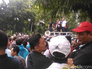 Masih Penuhi Jalan Medan Merdeka, Massa Aliando Selawatan Masih Penuhi Jalan Medan Merdeka, Massa Aliando Selawatan