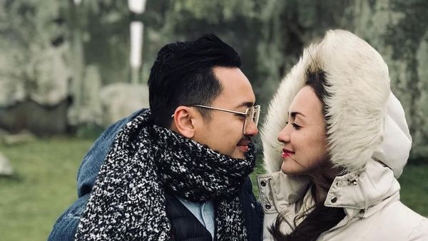 Foto: Couple Goals! Liburan Romantis Rianti & Suami di Inggris