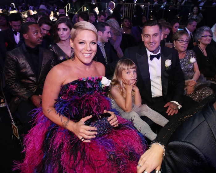 P!nk bersama keluarganya tampak happy saat menghadiri acara yang berlangsung di Madison Square, New York City, AS pada Minggu (28/1) waktu setempat. Christopher Polk/Getty Images for NARAS.