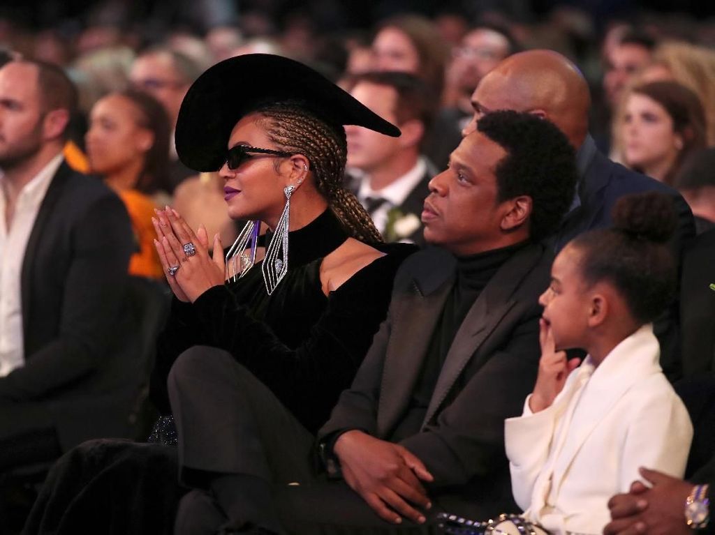 Pamer Kemesraan, Beyonce Duduk di Pangkuan Jay-Z