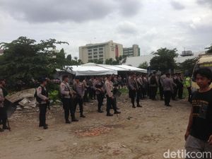 Polisi Kosongkan Lahan yang akan Dieksekusi PN Jaktim Polisi Kosongkan Lahan yang akan Dieksekusi PN Jaktim