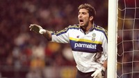 Prestasi tertinggi Buffon bersama Parma adalah mengantar klub tersebut menjuarai Piala UEFA. Trofi lain yang didapat Buffon adalah Cope Italia dan Piala Super Italia (Alex Livesey /Allsport)