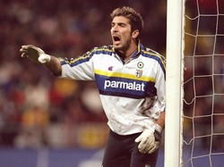 Gianluigi Buffon adalah kiper andalan Parma pada 1995-2001. Tampil pada 220 laga dan ikut membantu Parma menjuarai Piala UEFA dan Coppa Italia pada 1999. Foto: Alex Livesey /Allsport