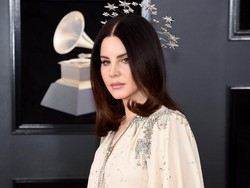 Heboh! Lana Del Rey Jadi Pramusaji di Tempat Makan Waffle