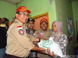 Kemensos Serahkan Bantuan Rp 1,6 M Pada Korban Gempa di Sukabumi