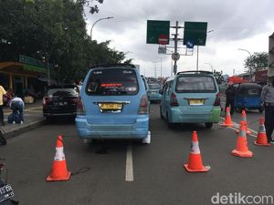 Zaenal dan Cerita Sulitnya Cari Duit Narik Angkot Tanah Abang