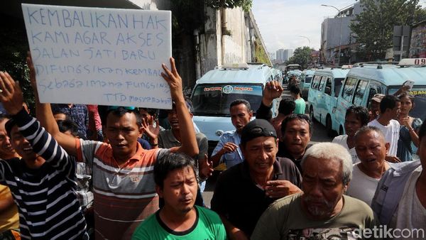 Foto: Suasana Demo Sopir Angkot di Tanah Abang