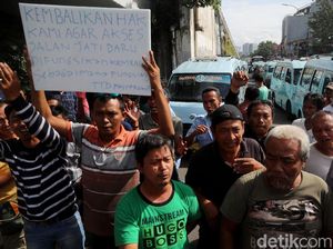 Foto: Suasana Demo Sopir Angkot di Tanah Abang