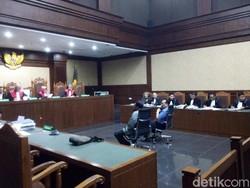 Di Sidang Nur Alam, Jaksa Cecar Saksi: Umur Nggak Ada yang Tahu