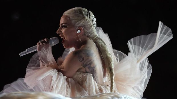 Lady Gaga tampil setelah duet Kendrick Lamar dan U2.