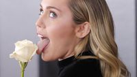 Miley Cyrus Ternyata Belum Benar-benar Insaf