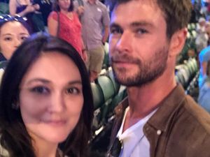 Cerita Luna Maya saat Tangannya Gemetaran Foto Bareng Chris Hemsworth