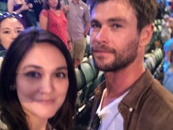 Foto Bareng Chris Hemsworth, Tangan Luna Maya Gemetaran