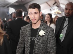 Nick Jonas Kepergok Ciuman dengan Cewek Seksi