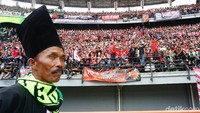 Dengan jarak Madura-Surabaya yang cukup dekat, pendukung Sape Kerrap juga banyak yang mendukung langsung MAdura United di stadion.  (Foto: Deny Prastyo Utomo/detikcom)