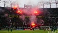 Sikap kurang dewasa ditunjukkan beberapa oknum bonek. Mereka menyalakan flare seusai pertandingan. (Foto: Deny Prastyo Utomo/detikcom)