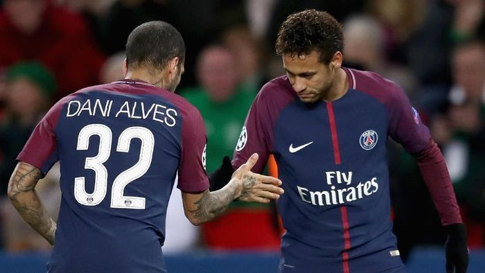 Dani Alves sadar bahwa Neymar akan sulit lepas dari kritik. Foto: Catherine Ivill/Getty Images Dani Alves sadar bahwa Neymar akan sulit lepas dari kritik. Foto: Catherine Ivill/Getty Images