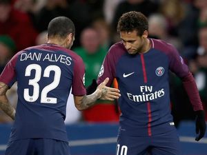 Neymar itu Kaya Raya, Terkenal, dan Ganteng