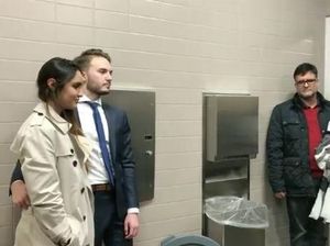 Pasangan di AS Mendadak Menikah di Toilet, Begini Ceritanya