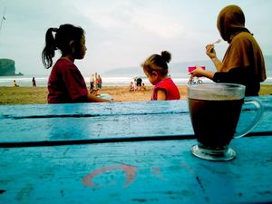 Sruput Pagi Pantai Pancerdorr