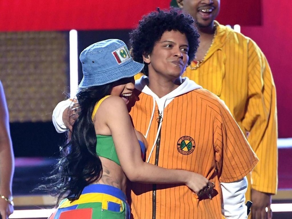 Finesse Bruno Mars dan Cardi B yang Warna-Warni di Panggung Grammy