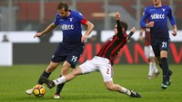 Keunggulan Milan membuat Lazio melancarkan serangan bertubi-tubi guna mencari gol penyeimbang. (Foto: Alessandro Garofalo/Reuters)
