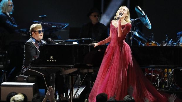 Kolaborasi Elton John dan Miley Cyrus di panggung Grammy.