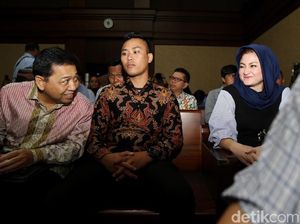 Foto: So Sweet! Ini Momen Novanto-Deisti Saling Lempar Senyum Foto: So Sweet! Ini Momen Novanto-Deisti Saling Lempar Senyum