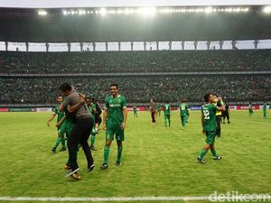Kegembiraan Persebaya dan Bonek di Stadion Gelora Bung Tomo